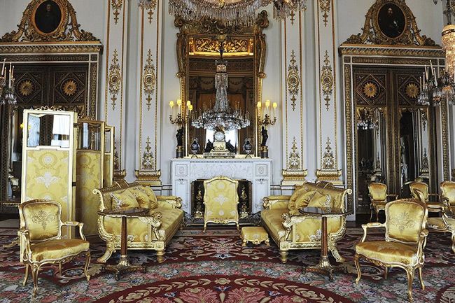 the-queen-white-drawing-room-buckingham-palace